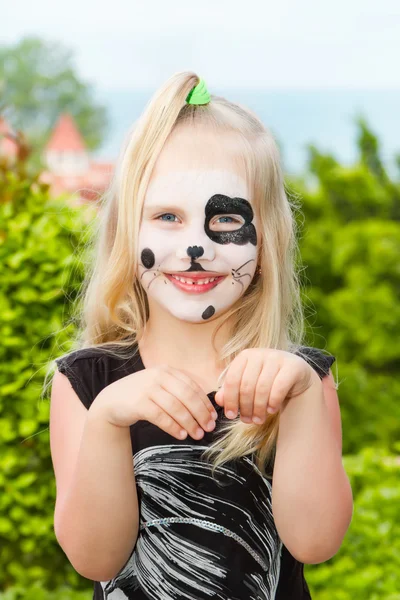 Chica con la cara pintada como un perro Imagen De Stock