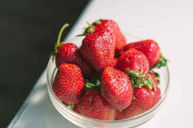 Cam bir kasede çilek