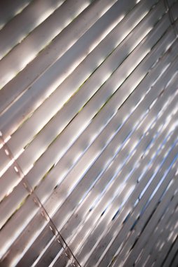 Panjurlar, doğal çamurlu metal plakalar.