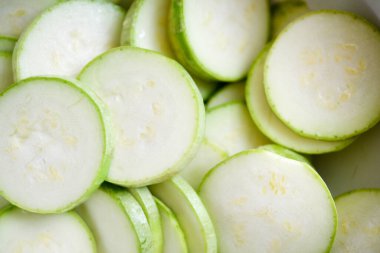 Kabak çorbası. Taze sebze, halka şeklinde kesilmiş..