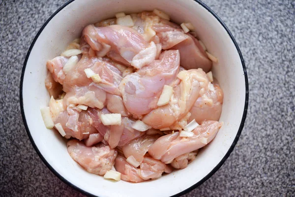 玉ねぎと新鮮な鶏の切り身 — ストック写真