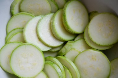 Kabak çorbası. Taze sebze, halka şeklinde kesilmiş..