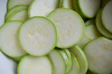 Kabak çorbası. Taze sebze, halka şeklinde kesilmiş..