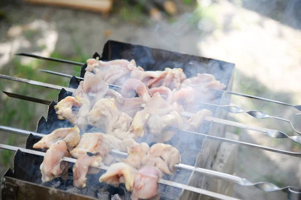 バーベキューに肉を食欲をそそる — ストック写真