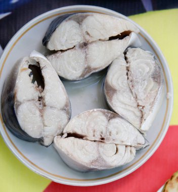 Tabakta balık porsiyonları