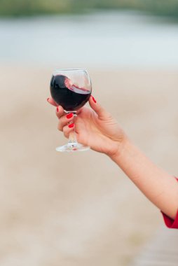 Sahilde bir bardak şarap.