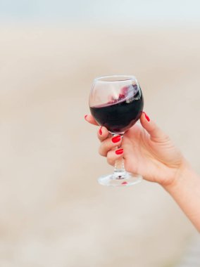 Sahilde bir bardak şarap.