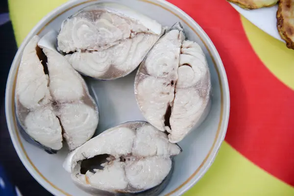 Tabakta balık porsiyonları