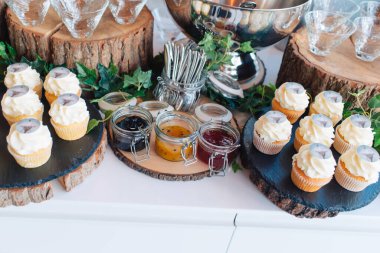 Tatil için kremalı porsiyon kekler.