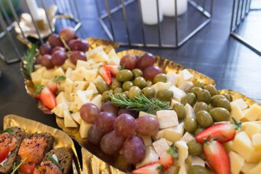 Meyve ve peynirli tabak.