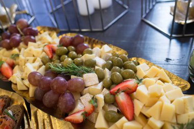 Meyve ve peynirli tabak.