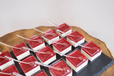 Tatil için kremalı porsiyon kekler.