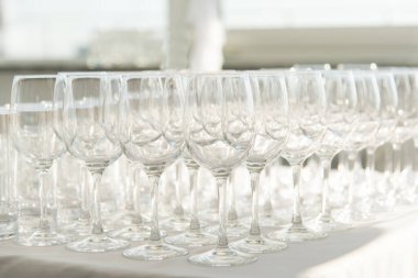 Şampanya bardakları masada.