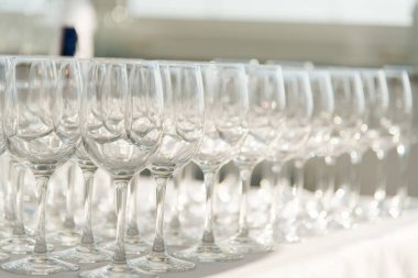 Şampanya bardakları masada.