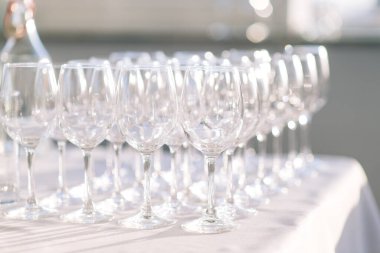 Şampanya bardakları masada.