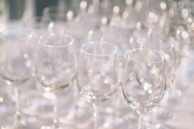 Şampanya bardakları masada.