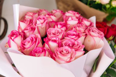 Bir buket güzel gül çiçeği.