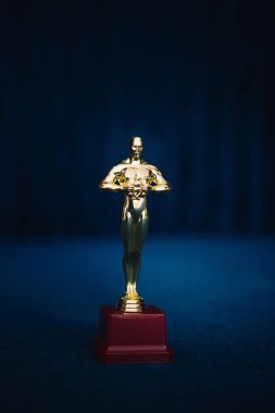 altın yıldız ödülü siyah zemin üzerine