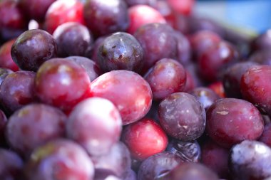 Olgun erikler bir kasede