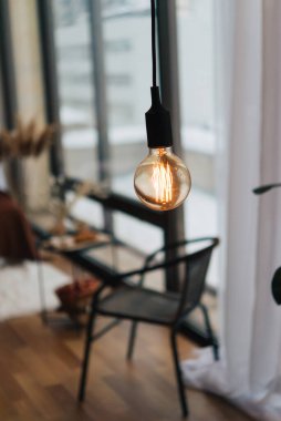 Yuvarlak ampul, sıcak ışıkla parlıyor.