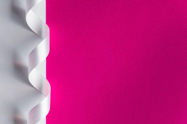 Pinkfarbener Papierhintergrund Mit Minimalistischem Banddekor Konzept Des Kontrasts Und Minimalismus — Stockfoto