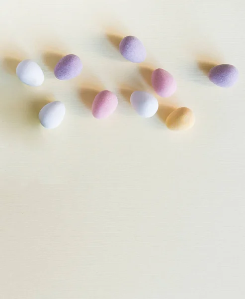 光の背景に隔離されたイースターカラーの卵 最小限のコンセプト テキスト用のコピースペース付きカード — ストック写真