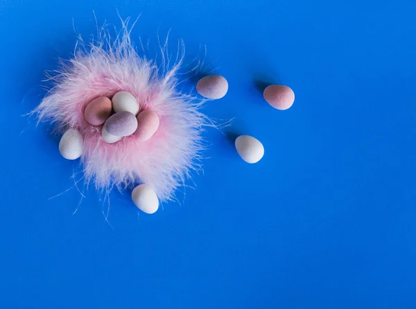 Wielkanocne Kolorowe Jaja Odizolowane Modnym Niebieskim Tle Minimalna Koncepcja Karta — Zdjęcie stockowe