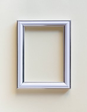 Sade bej bir arkaplanda boş beyaz resim çerçevesi. Sanat sergisi için boş poster modeli. Üst görünüm, boşluğu kopyala. Kimse yok..