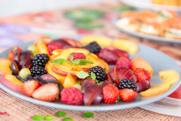 Masadaki Parlak Arka Planda Taze Meyve Salatası Sağlıklı Gıda Konsepti — Stok fotoğraf