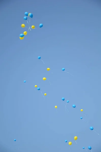 Blue Sky Yellow Blue Balloons Flying Happy People Release Balloons — Stock Photo, Image