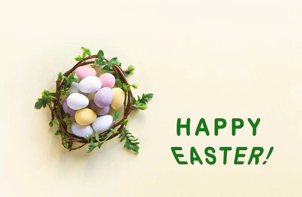 Paskalya yumurtaları arka planda bir sepette. Minimum konsept. Metin için kopyalama alanı olan kart.