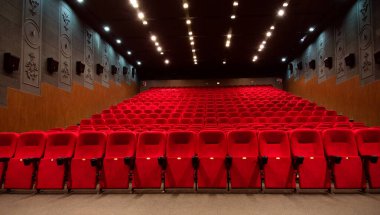 Kırmızı kadife koltuklu boş bir sinema odası. Boş sinema.