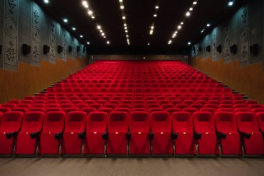 Kırmızı kadife koltuklu boş bir sinema odası. Boş sinema.