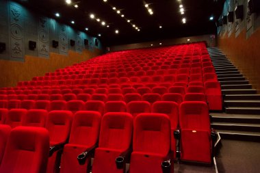 Kırmızı kadife koltuklu boş bir sinema odası. Boş sinema.