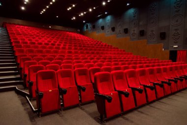 Kırmızı kadife koltuklu boş bir sinema odası. Boş sinema.