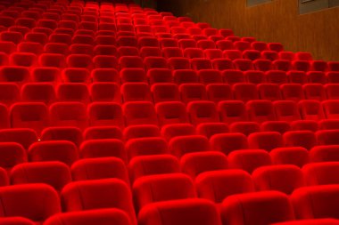Sinema salonunda boş kırmızı kadife koltuklar