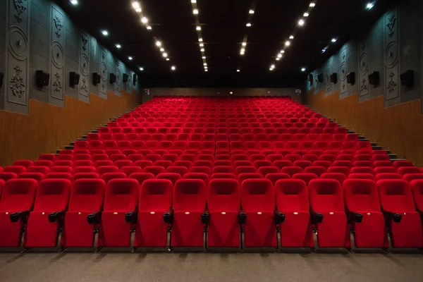 Pusta Sala Kinowa Czerwonymi Aksamitnymi Fotelami Kino Puste — Zdjęcie stockowe