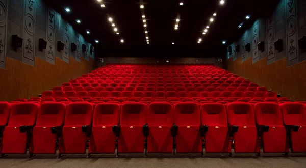 Kırmızı kadife koltuklu boş bir sinema odası. Boş sinema.