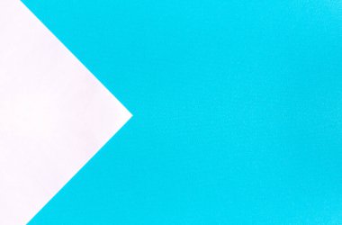 Kağıt iki renkte - beyaz ve mavi. Doku arkaplanı. Zıtlık ve minimalizm kavramı. Metin için kopyalama alanı olan kart.