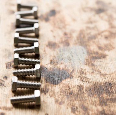 Sürgüler ve vidalar. Endüstriyel geçmiş. Grunge ahşap arka planı. Metnin için boş yer