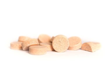 Beyaz arka planda renkli haplar. Yuvarlak bitkisel haplar yakın plan. Sağlık ve İlaç Hizmetleri.