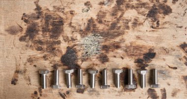 Sürgüler ve vidalar. Endüstriyel geçmiş. Grunge ahşap arka planı. Metnin için boş yer