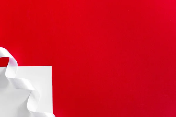 Roter Und Weißer Papierhintergrund Mit Minimalistischem Banddekor Kontrast Und Minimalkonzept — Stockfoto