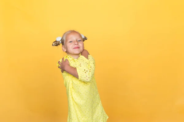 Aranyos Kis Szőke Fényes Érzelmekkel Meglepetés Öröm Boldogság Érdeklődés Egyszerű — Stock Fotó