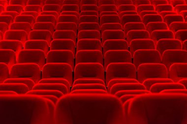 Kırmızı kadife koltuklu boş bir sinema odası. Boş sinema.