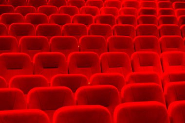 Kırmızı kadife koltuklu boş bir sinema odası. Boş sinema.