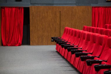 Kırmızı kadife koltuklu boş bir sinema odası. Boş sinema.