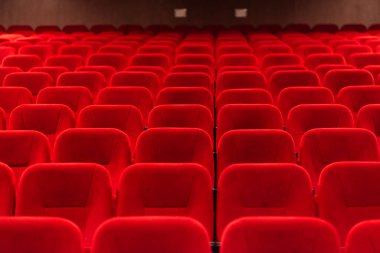 Kırmızı kadife koltuklu boş bir sinema odası. Boş sinema.