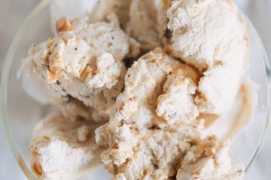 Çikolatalı kurabiyeli vanilyalı dondurma, çikolatalı cips ve karamel soslu..