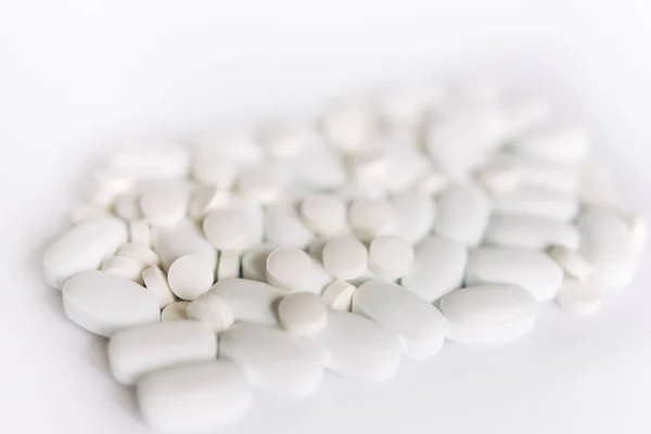 Pílulas Brancas Num Fundo Branco Oblong Pílulas Redondas Close Saúde — Fotografia de Stock